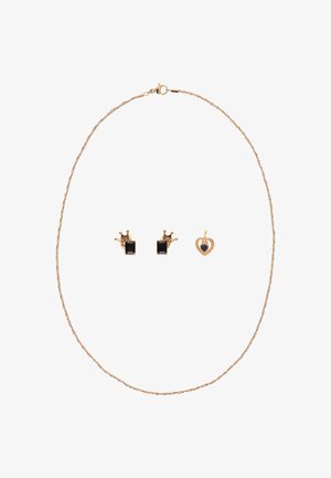 Naszyjnik z łańcuszka w kolorze złotym z pasującymi kolczykami, ozdobionymi czarnymi kwadratowymi kamieniami oraz zawieszką w kształcie serca z czarnego kamienia i małymi kryształami.