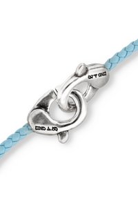 Broche de metal plateado entrelazado con una correa de cuero trenzado azul claro. El broche presenta curvas suaves y un acabado pulido.