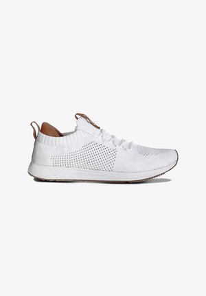 Weiße Sportschuhe mit einem gestrickten Obermaterial, das ein strukturiertes Muster aufweist und hellbraune Akzente an der Ferse und der Zunge hat. Gummisohle.