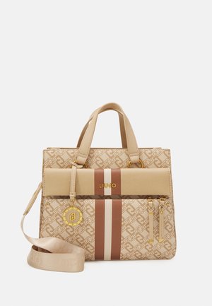 Beige rakenteellinen käsilaukku, jossa on geometrinen kuvio, yläkahvat, irrotettava olkahihna, kultaiset yksityiskohdat, keskellä logo ja ruskea raitatieto.