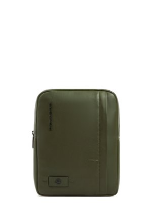 Bolsa cuadrada de cuero verde oliva con costura vertical, cremallera en un lado y logo de la marca en relieve en el frente.