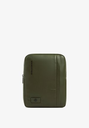 Bustina quadrata in pelle verde oliva con cucitura verticale, cerniera laterale e logo del marchio in rilievo sulla parte anteriore.
