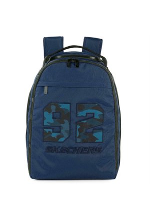 Mochila azul con patrón de camuflaje, que presenta "92" en letras bordadas, cierre de cremallera y correas ajustables acolchadas.