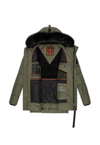 Jachetă umplută de culoare verde măslin, cu glugă detașabilă din blană sintetică neagră. Interiorul are mai multe buzunare, căptușeală neagră și accente portocalii.