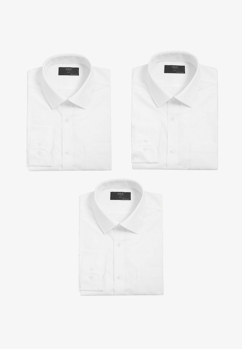 Drei gefaltete weiße Hemden mit langen Ärmeln, spitzen Kragen und geknöpften Manschetten, auf einem schlichten weißen Hintergrund angeordnet.