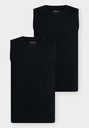 Due magliette nere semplici senza maniche con collo rotondo impilate, etichettate "Tom Tailor" stile regolare, esposte su uno sfondo bianco.