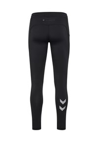 Zwarte sportlegging met een aangesloten ontwerp, een achterzak met rits en zilveren chevronaccenten nabij het onderbeen. Stevige textuur, rekbaar materiaal.