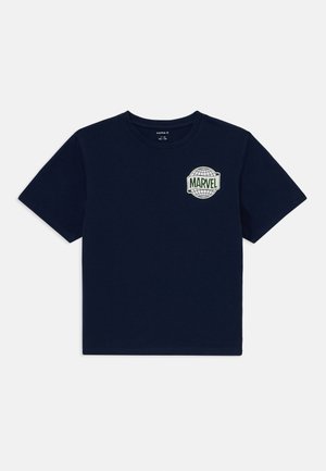 T-shirt de algodão azul-marinho com decote redondo e mangas curtas, apresentando um logótipo em globo verde e branco "MARVEL" no lado esquerdo do peito.