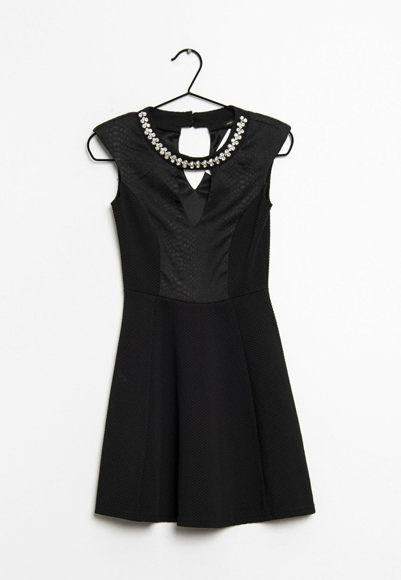 Robe noire sans manches en tissu texturé, encolure en forme de trou de serrure et col décoratif en strass, suspendue sur un cintre noir sur fond blanc.