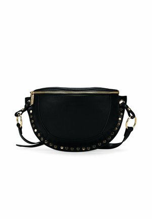 Bolso bandolera de cuero negro con un diseño semicircular, cremallera dorada, tachuelas decorativas a lo largo del borde y una correa ajustable.