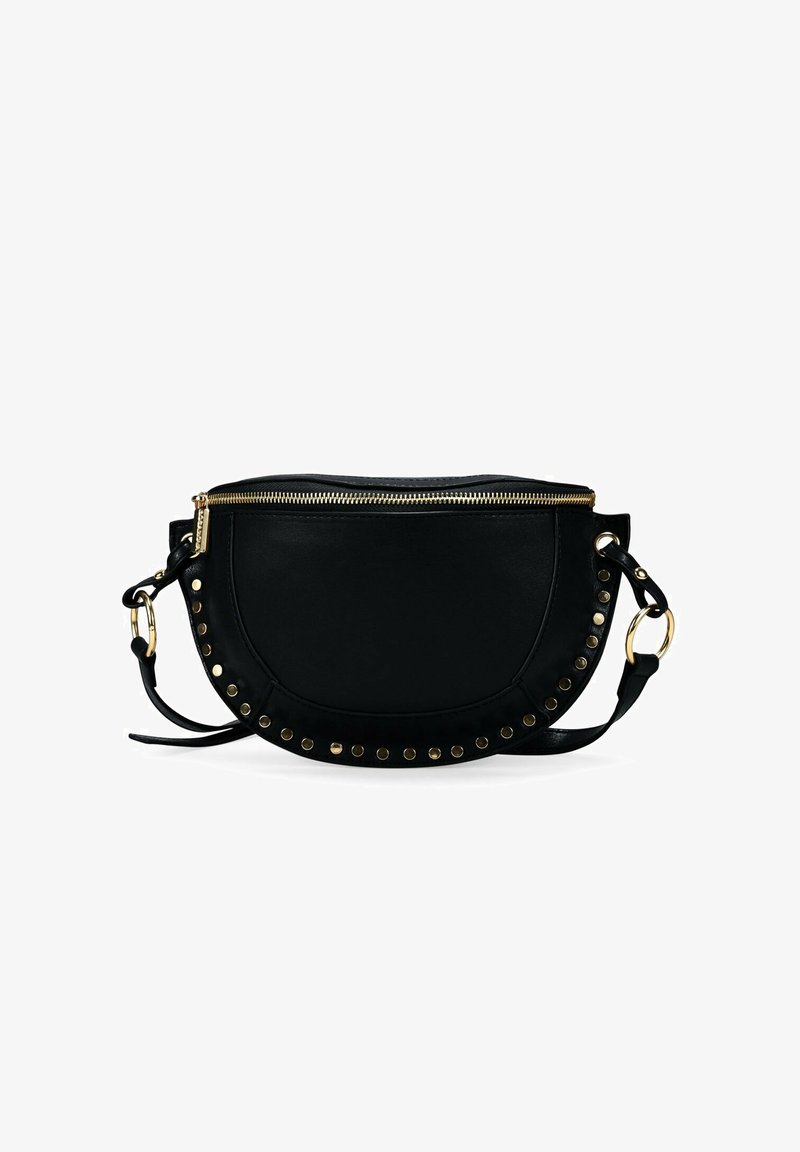Bolso bandolera de cuero negro con un diseño semicircular, cremallera dorada, tachuelas decorativas a lo largo del borde y una correa ajustable.