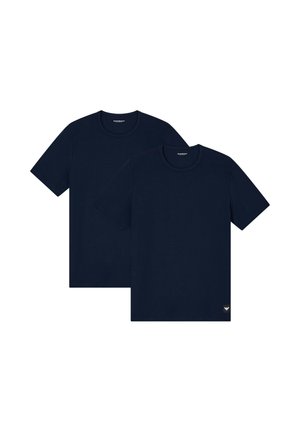 Zwei marineblaue kurzärmelige T-Shirts aus Baumwolle. Sie haben einen Rundhalsausschnitt und ein kleines Logoschild auf der unteren linken Seite eines der T-Shirts.