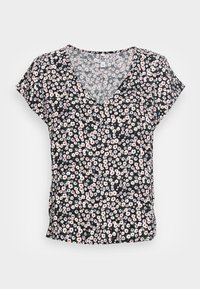 Blouse à manches courtes à motif floral avec un col en V, présentant un fond noir et de petits motifs de fleurs blanches, roses et vertes. Tissu léger.