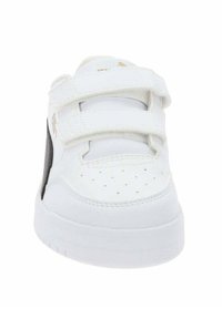 Sneaker bianco con cinturini in velcro, perforazioni sulla parte anteriore e un accento nero sul lato. Materiale sintetico liscio e suola in gomma.