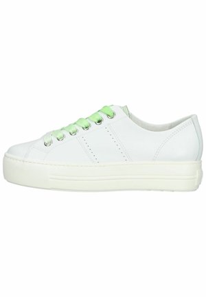 Baskets blanches en cuir avec des lacets verts, bout rond, accents perforés et épaisse semelle blanche. Design minimaliste avec une couleur de lacets contrastante.