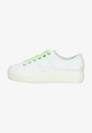 Zapatilla de cuero blanca con cordones verdes, punta redonda, acentos perforados y suela blanca gruesa. Diseño minimalista con un color de cordones en contraste.