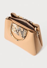 Borsa a tracolla in pelle beige con una superficie testurizzata, caratterizzata da un dettaglio in stampa serpente sulla patta, hardware in tonalità oro e chiusura con zip.