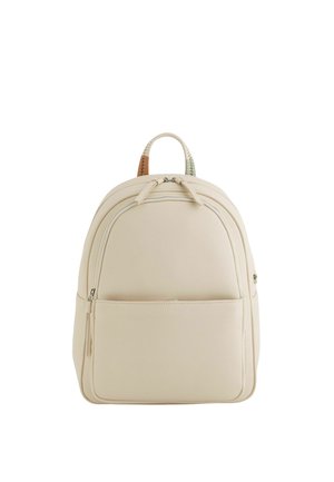 Kremowy skórzany plecak z przednią kieszenią na zamek, główną komorą z podwójnym zamkiem błyskawicznym i kolorową plecioną pętlą u góry.