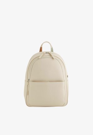 Kremowy skórzany plecak z przednią kieszenią na zamek, główną komorą z podwójnym zamkiem błyskawicznym i kolorową plecioną pętlą u góry.