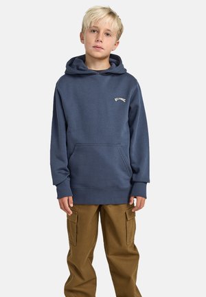 Sweat-shirt à capuche bleu marine en matière douce, doté d'une poche kangourou sur le devant et d'un logo brodé sur la poitrine gauche.