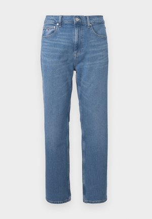 Ανοιχτό μπλε τζιν παντελόνι με ίσιο κόψιμο, διαθέτοντας κανονικό λάστιχο στη μέση, μπροστινές τσέπες και διακριτική φθορά κατά μήκος των ποδιών.