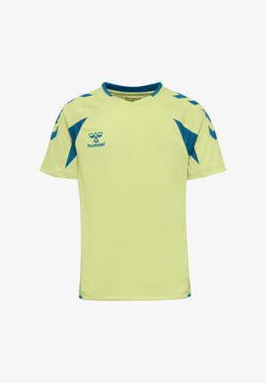 Jasnozielona sportowa koszulka z krótkim rękawem, niebieskim okrągłym dekoltem, niebieskimi geometrycznymi akcentami na ramionach oraz logo Hummel na górnej lewej części klatki piersiowej.