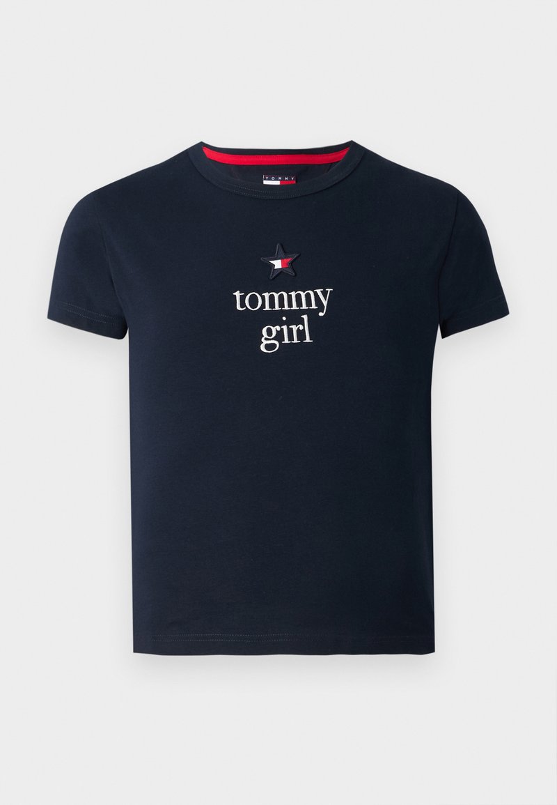 T-shirt en coton bleu marine à manches courtes, col rond, avec du texte brodé blanc "tommy girl" et un petit logo étoile au-dessus.