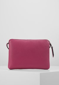 Borsa pochette in pelle fucsia con superficie testurizzata, chiusura con zip superiore e un piccolo manico laterale per il trasporto.