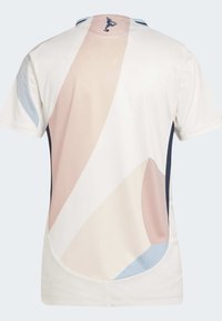 T-shirt blanca de manga corta con patrones asimétricos en tonos pastel de rosa y azul, detalles en azul marino a los lados y un logo en la parte trasera del cuello.