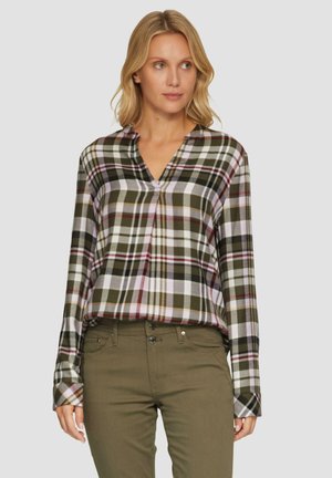Geruite button-up blouse in groen, wit en burgundy; lange mouwen, v-hals, zachte stof met een relaxte pasvorm; gecombineerd met olijfgroene broeken.