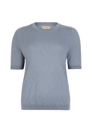 Jasnoniebieski krótki sweter z dzianiny z okrągłym dekoltem i ściągaczami u rękawów. Miękka tekstura, bezszwowy design ramion oraz prosty dół.