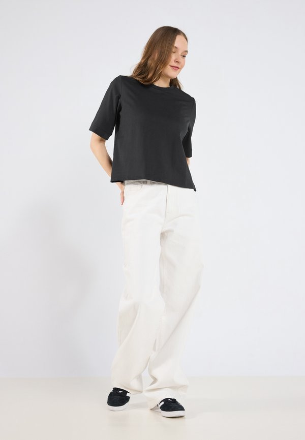 Basic T-shirt - moonless night4