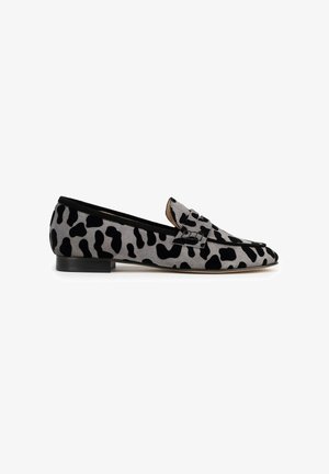Mocassins à enfiler en suède gris et noir avec imprimé léopard, dotés d'un talon plat et d'une bande décorative sur le dessus.