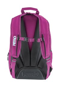 Lila Rucksack mit schwarzen Akzenten, aus strapazierfähigem Stoff. Verfügt über gepolsterte Netztragegurte und ein Logo auf der Vorderseite. Schlankes und symmetrisches Design.