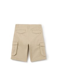 Shorts cargo beiges en coton, dotés de deux poches latérales, deux poches arrière et de passants de ceinture. Design simple avec une coupe droite.