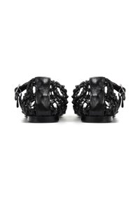 Para czarnych plecionych skórzanych sandałów z paskami na kostkach, pokazanych od tyłu na białym tle.