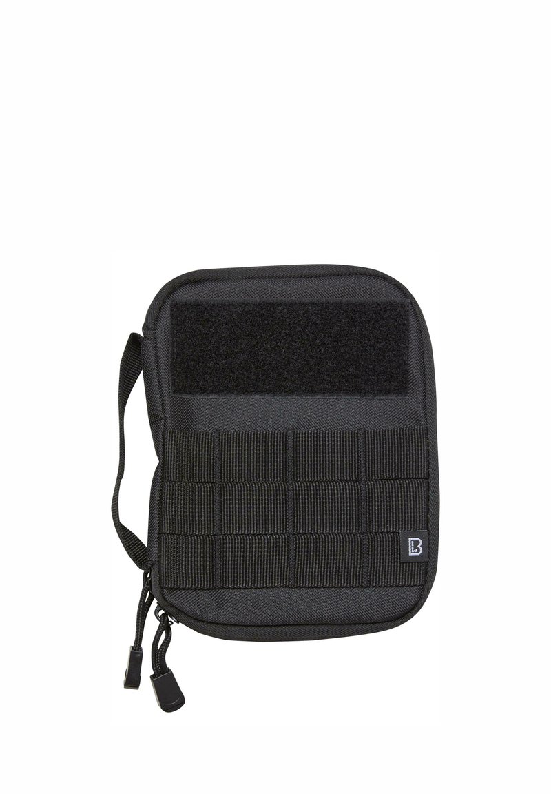 Juodas užtrauktuku užsegamas maišelis su nailono išore, turintis reljefinį priekį, velcro panelę ir tinklinį diržą priedams pritvirtinti. Puikiai tinka saugojimui.