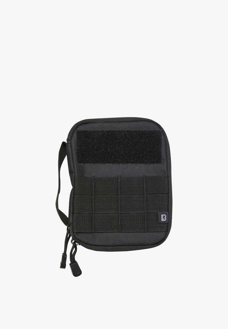 Juodas užtrauktuku užsegamas maišelis su nailono išore, turintis reljefinį priekį, velcro panelę ir tinklinį diržą priedams pritvirtinti. Puikiai tinka saugojimui.