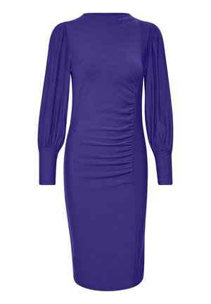Vijolična obleka s prilegnjenim krojem in dolgimi napihnjenimi rokavi, drapiranim stranskim detajlom in gladko teksturo. Obleka je do kolen in ima okroglo izrez.