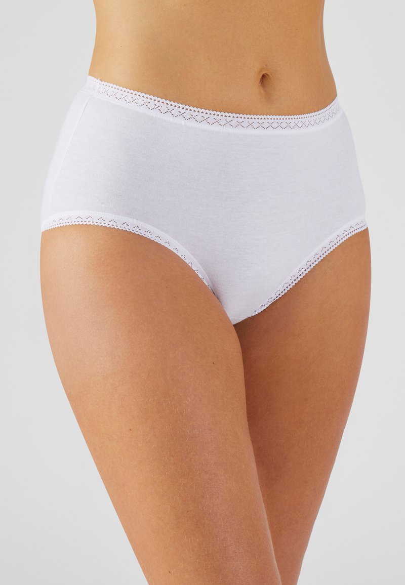 Culotte en coton blanc à taille haute avec une délicate bordure en dentelle le long de la taille et des ouvertures de jambe, présentant une texture lisse et un design classique.