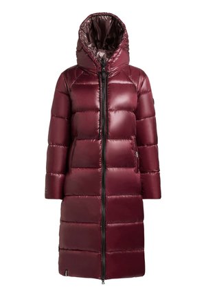 Manteau d'hiver long en maroon, rembourré avec capuche, fermeture éclair noire à l'avant et poches latérales, conçu pour garder tout le corps au chaud.