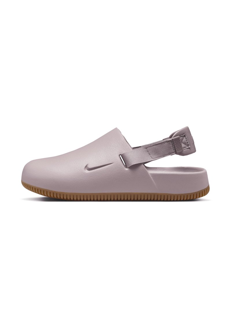 Nike kingad heledast roosast sünteetilisest materjalist, millel on selja rihm, ümar nina ja tekstuuriga pruun kummist tallaosa haardeks.
