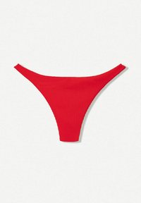 Bas de bikini rouge côtelé avec un design à haute taille et une couverture minimale, présentant une texture lisse et une taille courbée.