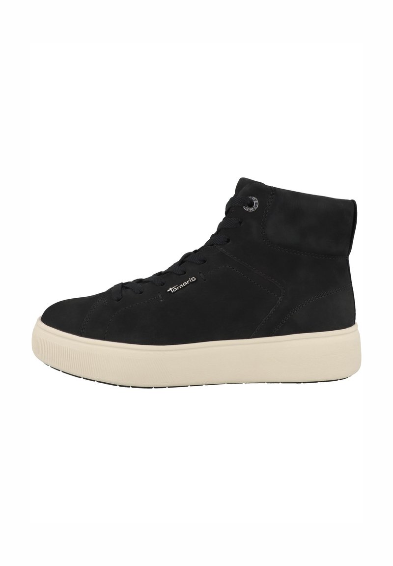 Sneaker alto in suede nero con suola spessa color crema, dotato di lacci neri e un logo sul lato. Texture liscia, supporto imbottito alla caviglia.