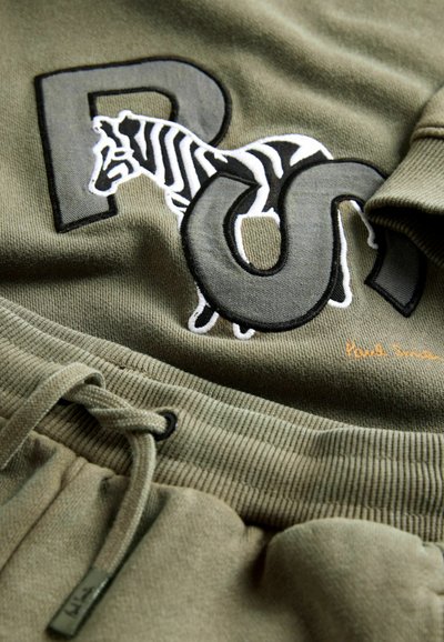Olivengrøn sweatshirt med broderet zebra grafik og "R" detalje, med ribbet manchet og snor ved taljen.