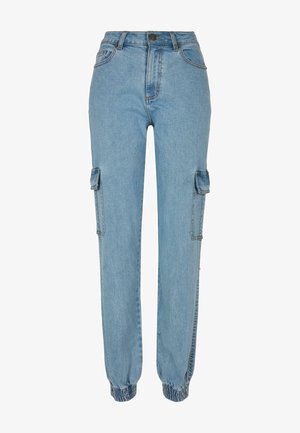 Világoskék farmer cargo nadrág, elasztikus mandzsettával, oldalsó zsebekkel és gombos záródással. Simára kidolgozott textúrával és standard illeszkedésű dizájnnal rendelkezik.