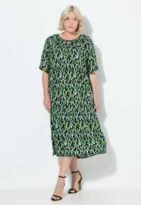 Maxi-Kleid mit schwarzem Grund und grünem Kaktusmuster, tailliert, mit kurzen Ärmeln und einem runden Ausschnitt mit einem Schlüsselloch-Detail.