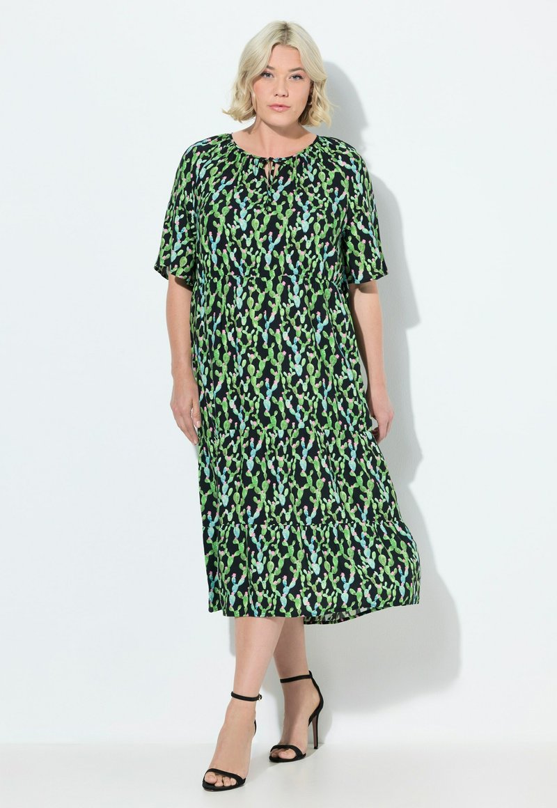 Maxi-Kleid mit schwarzem Grund und grünem Kaktusmuster, tailliert, mit kurzen Ärmeln und einem runden Ausschnitt mit einem Schlüsselloch-Detail.