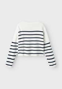 Maglione bianco a girocollo, corto, con strisce orizzontali blu navy, maniche lunghe e scollo a costine. Tessuto morbido, design semplice, senza decorazioni.