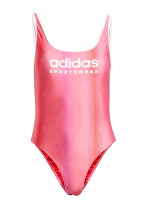 Růžový jednodílný plavky s abstraktním gradientním vzorem, který má bílé logo "adidas SPORTSWEAR" a tenké kontrastní ramínka.